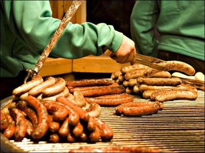 烤德国碎肉香肠(bratwurst)的香味也是德国圣诞市场的注册标记之一.